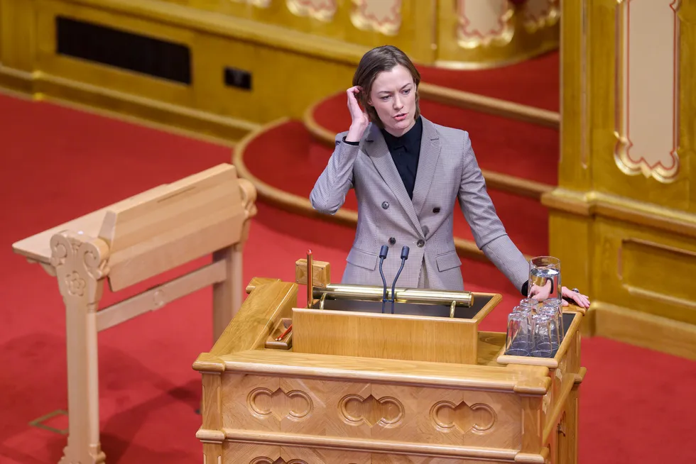 Likestillingsminister Anette Trettebergstuen mener løsningen på for få kvinner i toppledelsen kan være kvoteringskrav for styret i alle aksjeselskap.