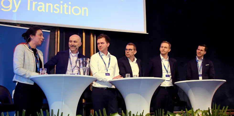 Her har Rosalie Poen fra Lyse ordet, mens de andre selskapene lytter: Gunnar Hovland (Aneo), Øystein Thorud (Eviny), Steffen Syvertsen (Å Energi) Henning Olsen (Eidsiva) og Martin Lundby (Hafslund).