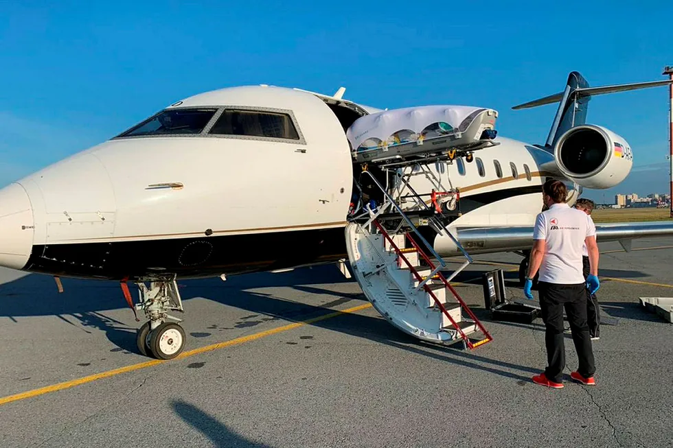 Et tysk ambulansefly hentet Aleksej Navalnij i Omsk i Sibir sent fredag kveld. Flyet er på vei til Berlin.