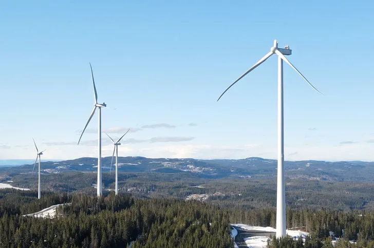 Alle turbinene på Engerfjellet er stanset etter den fremste turbinen på bildet mistet en av vingene.