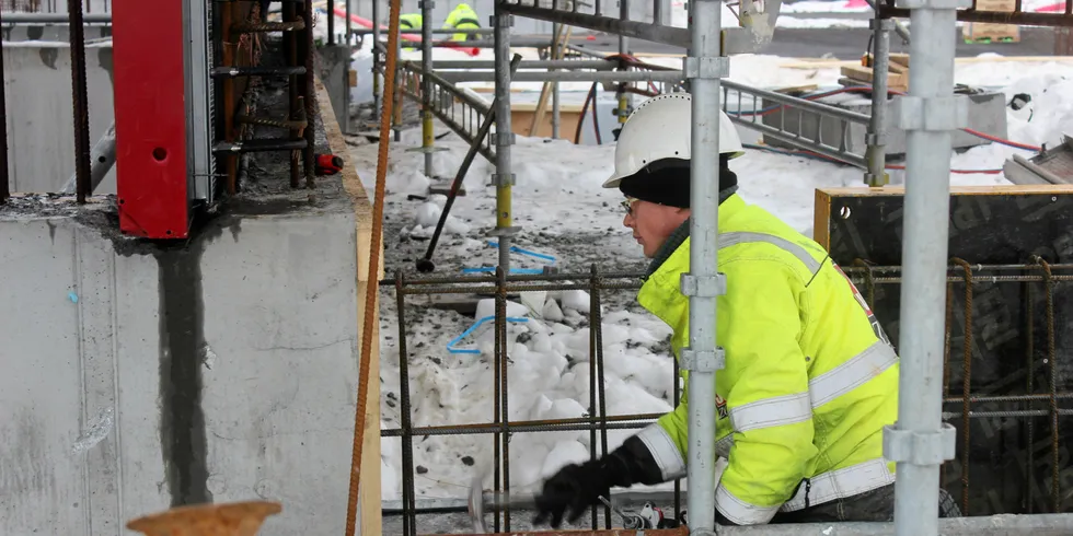 Salmon Evolution er i ferd med å bygge et av Europas største landbaserte lakseanlegg. Det ligger i Hustadvika kommune utenfor Molde, på tomten hvor Viken Pukkverk tidligere lå. Bildet er tatt 15. februar 2021.