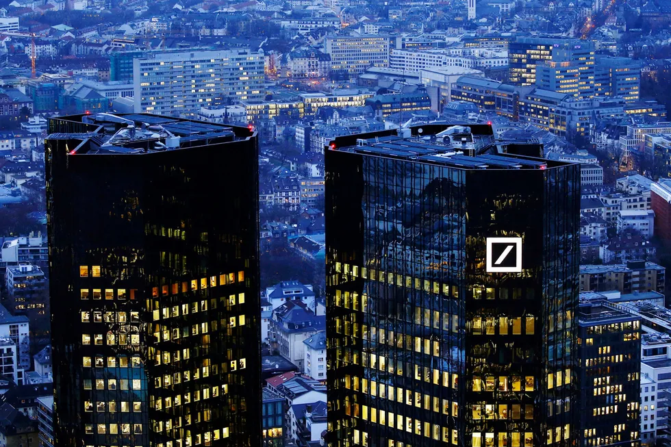 Hovedkontoret til Tysklands største bank, Deutsche Bank. Aksjekursen til storbanken faller rundt ni prosent mandag.