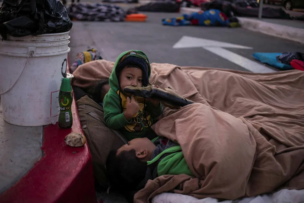 USA og Mexico krangler om disse barna fra Honduras, som sammen med familien venter på grensen i Tijuana for å søke asyl i USA.