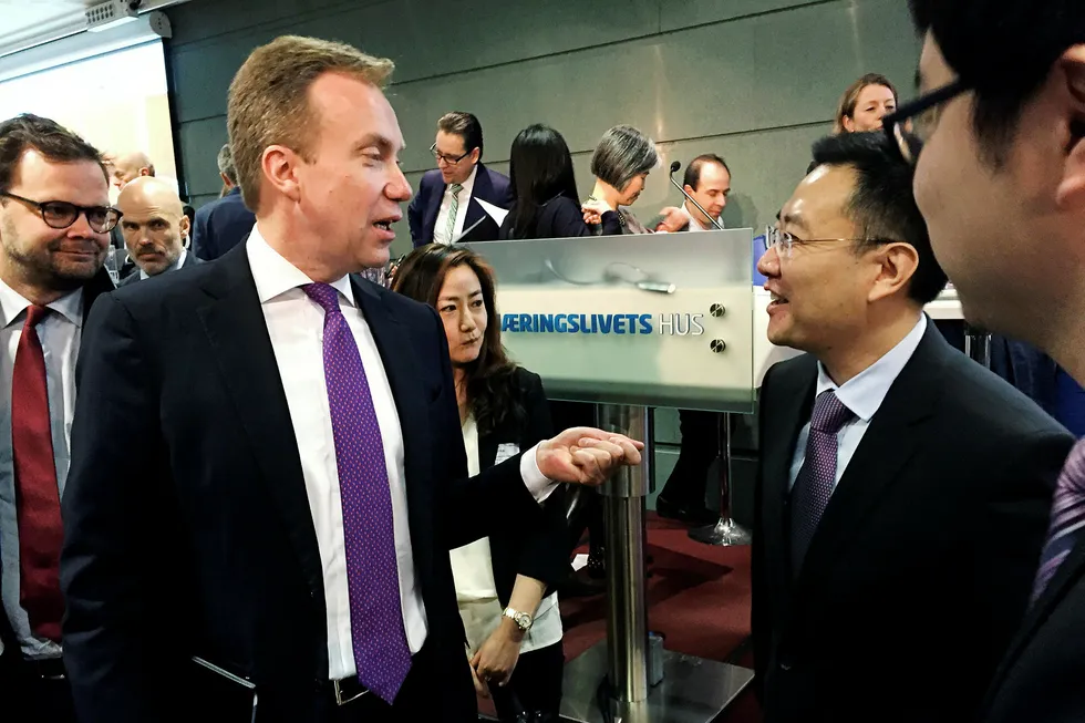 Utenriksminister Børge Brende og chargé d'affaires Dong Fengming ved Kinas ambassade i Norge på NHOs morgenkaffe om normaliseringen av forholdet mellom Norge og Kina. Foto: Kjetil Alstadheim