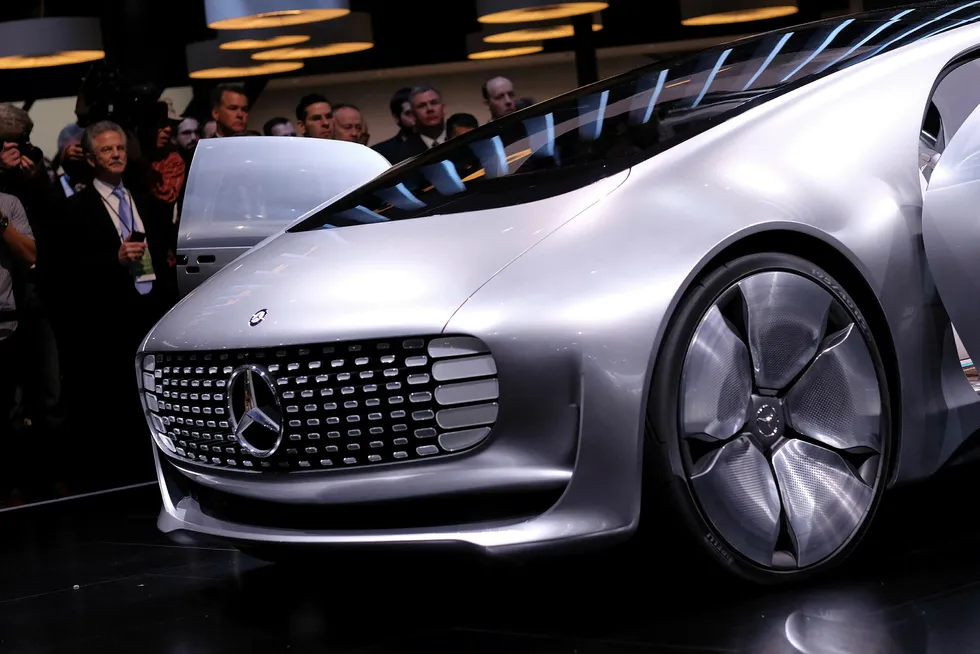 Politiet har gått til razziaer mot Mercedes-Benz-eier Daimlers kontorer over hele Tyskland i forbindelse med den store utslippsvindelskandalen som rir bilbransjen. Her Mercedez-Benz' førerløse elbil F015. Foto: Jewel Samad/AFP Photo/NTB Scanpix