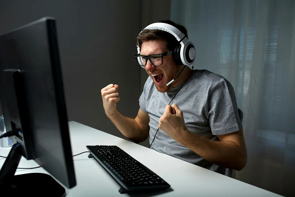 Hodetelefoner med høy komfort, god mikrofon og simulert surround er viktig for spillere. Foto: iStock