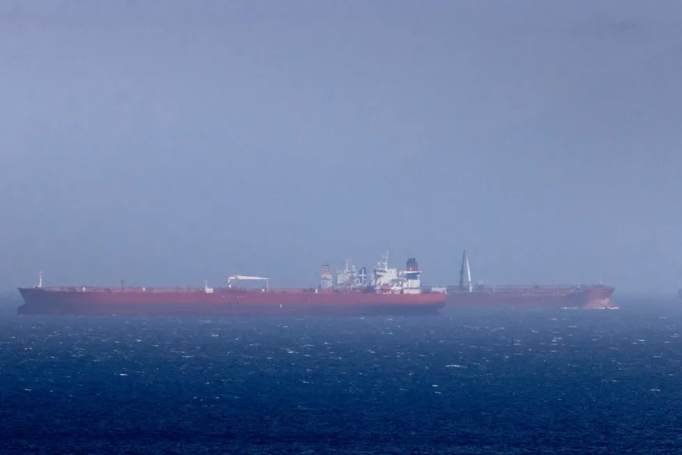 Et titall tankskip sirklet rundt i den greske Lakoniabukten i dagene da DN oppsøkte området. Fire av dem tilhørte Fractal Shipping. Her lastes olje fra skip til skip i internasjonalt farvann, bare seks nautiske mil fra land.