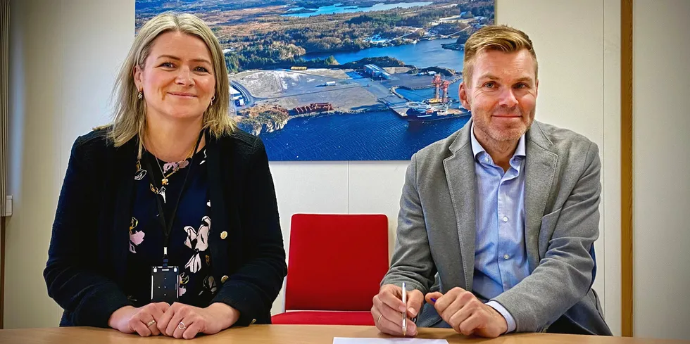 Her signeres intensjonsavtalen av daglig leder Tiril Fjeld i Haugaland Næringspark (til v) og administrerende direktør i Endra, Kristian Gautesen.
