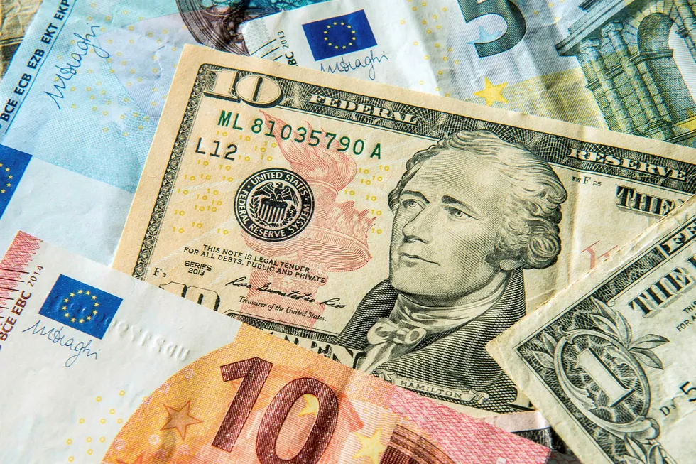 Investorer går til massesøksmål mot fem av verdens største investeringsbanker for å ha manipulert valutamarkedet.