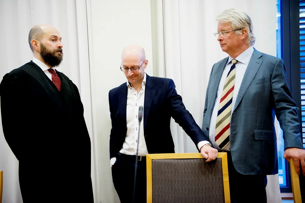 – Engasjerer du en maler du gjerne vil ha hjemme, og så kommer det en helt annen maler, så føler du deg lurt, sa Henrik Christensen (til høyre) i retten. Fra venstre advokat Mathias Tveten og Mads B. Koch, finansdirektør i Strawberry Fields. Foto: Mikaela Berg