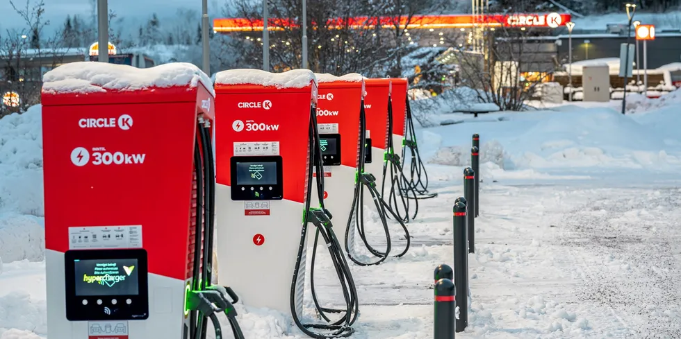 Uten at det skal svekke kundenes ladeopplevelse, skal Circle K bidra til å balansere strømnettet.
