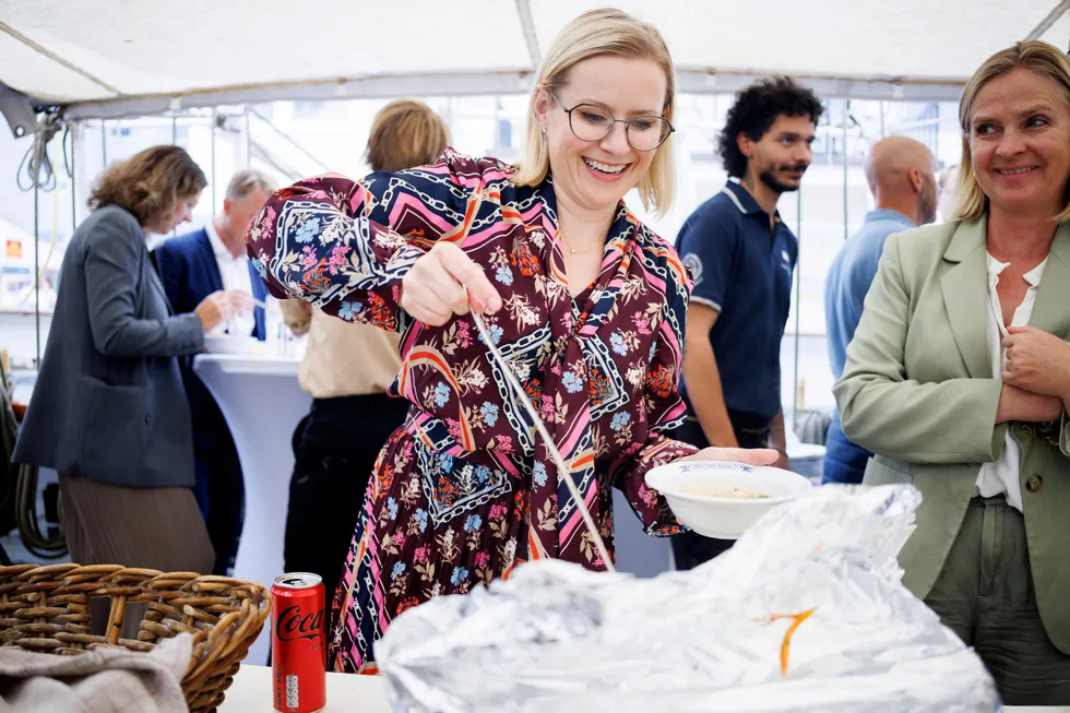 Kelly Ann Shaw forsyner seg med fiskesuppe på «Christian Radich».