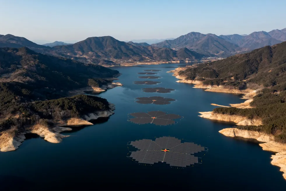 Aker Horizons at det har solgt alle sin aksjer i Rec Silicon til det sørkoreanske solselskapet Hanwha. Her fra demningen Hapcheon i Sør-Korea, der Hanhwa har flytende solpaneler.