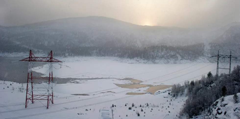 Bykle i Setesdalen / Vatnedalsvatn 21.12. 2010.Damanlegg - vannmagasin - kraft - kraftproduksjon - Botsvatn ligger øverst i Otravassdraget. Magasinet har en reguleringshøyde på mellom 551 og 499 meter. Foto. Anders Martinsen . Damanlegg - vannmagasin - kraft - kraftproduksjon - Botsvatn ligger øverst i Otravassdraget.