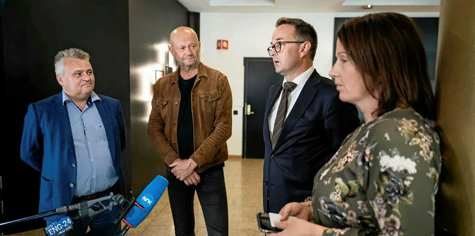 Fellesforbundets leder Jørn Eggum og Norsk Industris direktør Stein Lier Hansen sitter på overtid i mekling med Riksmekleren Mats W. Ruland og medmekler Hilde Lund.