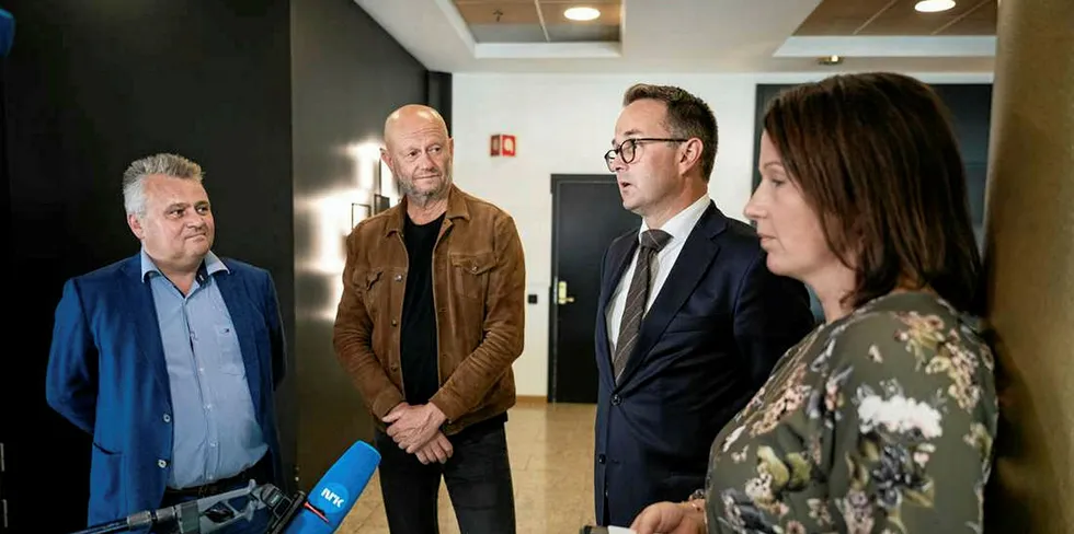 Fellesforbundets leder Jørn Eggum og Norsk Industris direktør Stein Lier Hansen, Riksmekleren Mats W. Ruland og medmekler Hilde Lund kom til enighet sent fredag kveld. Dermed blir det ingen streik.