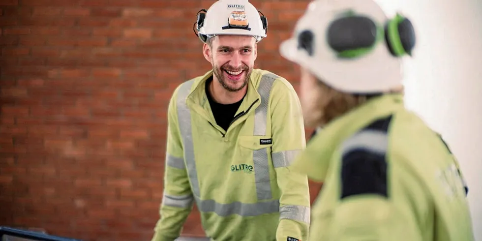 Rollag Elektrisitetsverk AS og Glitre Energi AS har inngått en intensjonsavtale med ønske om fremtidig samarbeid. Det skal ikke være til hinder for en fremtidig fusjon mellom Rollag og Flesberg, som fortsatt er aktuelt.
