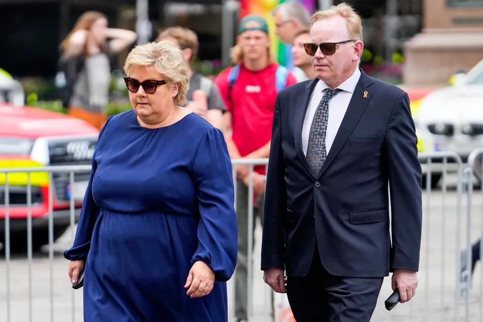 Erna Solberg og Sindre Finnes. Sistnevnte sier han ble utsatt for et investeringsbedrageri i Sveits.