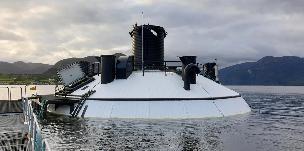 Konseptet Fishglobe er et av de lukkede systemene som er utviklet i Norge. En egen konsesjonsordning for lukket teknologi er fortsatt på vent. Illustrasjonsfoto.