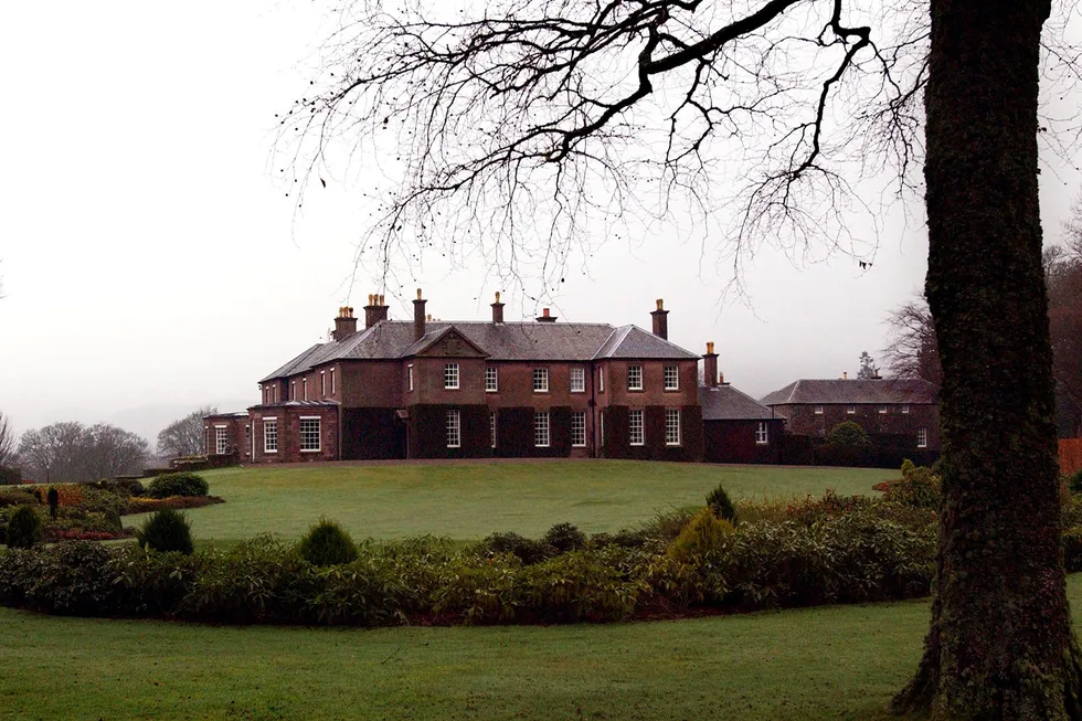 Her er Glenalmond House, avdøde Hans Rasmus Astrups eiendom i Skottland. Nå har Stein Erik Hagen og hans familie sikret seg perlen med det enorme jakt- og fiske-terrenget.
