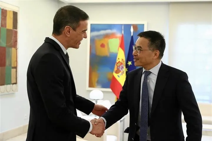Spanish prime minister Pedro Sánchez (left) shakes hands with Lei Zhang, founder and chairman of Envision Energy.