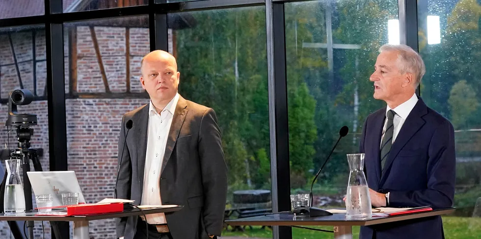 Finansminister Trygve Slagsvold Vedum (Sp) (t.v.) og statsminister Jonas Gahr Støre (Ap) har egne velgere i ryggen i spørsmålet om økt grunnrenteskatt for oppdretts- og kraftnæringen. De presenterte forslaget på Blaafarveværket i Modum i september.