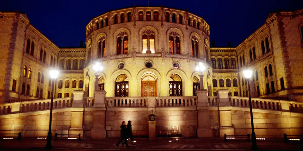 Skriftlige spørsmål fra stortingsrepresentanter må besvares av statsråder innen seks virkedager.