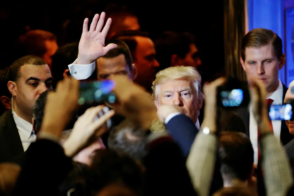Påtroppende president Donald Trump legger ikke skjul på at han synes han gjør et stort personlig offer når han ikke lenger skal befatte seg med sin forretningsvirksomhet. Foto: Seth Wenig/AP/NTB Scanpix