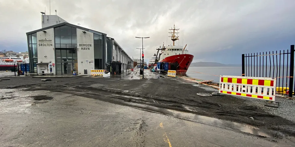 Den russiske fiskebåten «OMA» til kai i Bergen Havn etter at koronasmittet er påvist om bord.