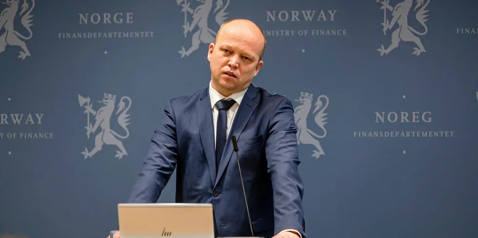 Finansminister Trygve Slagsvold Vedum vil skattelegge utelandske aktører som vil satse på havbruk til havs.