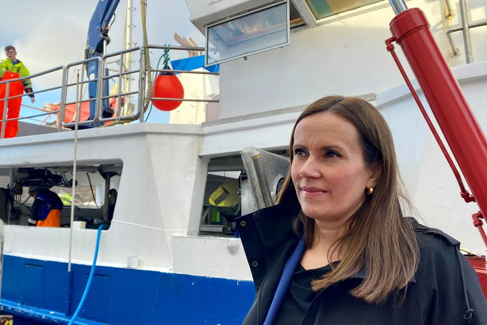 Fiskeri- og havminister Marianne Sivertsen Næss (Ap) har svart stortingsrepresentant Bengt Rune Strifeldt (Frp). Her er ministeren på kaia på Myre.