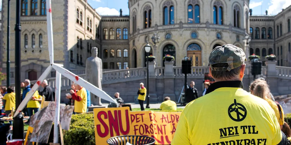 De siste årene har det vært mange demonstrasjoner mot vindkraft - noe som har resultert i mange medieoppslag. Her fra en demonstrasjon mot vindkraftverk på Frøya i 2019.