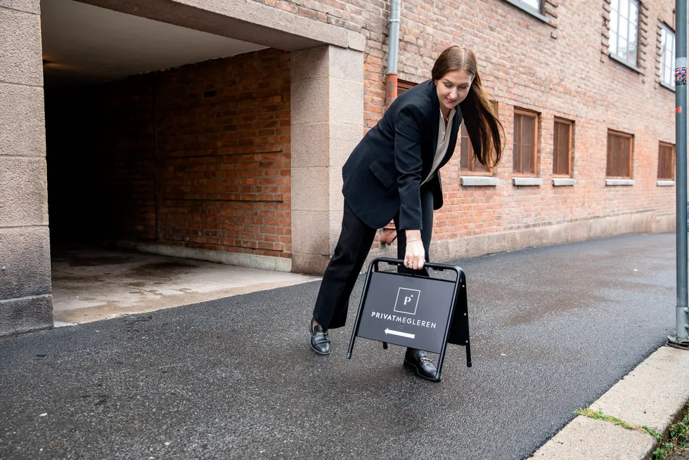 Det er travle dager for landets eiendomsmeglere, etter sterk økning i både utbud og omsetninger i august. Her setter Guro Helle i Privatmegleren frem visningsskiltet for en 40 kvadratmeter stor Oslo-leilighet.