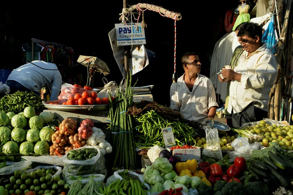 Mobilbetalingstjenesten Paytm kan benyttes ved over fem millioner utsalg i India – fra kjøpesentre til lokale markeder. Kontanter er i ferd med å fases ut og kredittkortselskapene makter ikke å konkurrere. Foto: Punit Paranjpe/AFP/NTB Scanpix