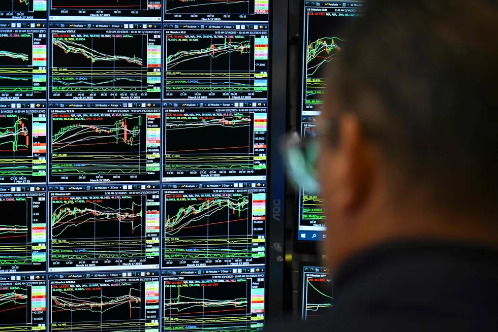 Børsfallet fortsetter i USA. her følger en megler med på ulike kurser på New York Stock Exchange.