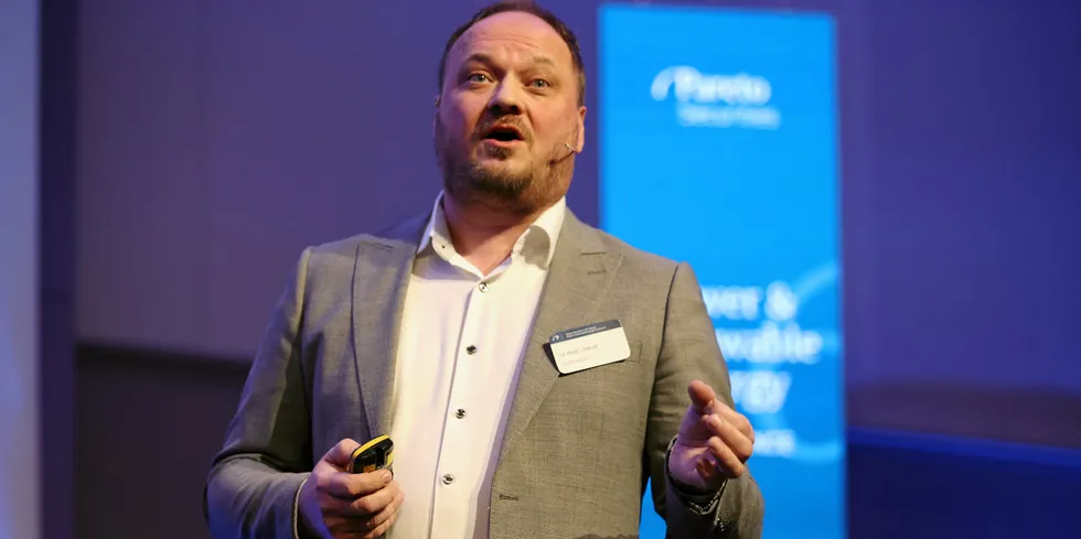 Vindkraft kan bli den største kilden til elektrisitetsproduksjon i år og vokse til 700 TWh. Sjefanalytiker Tor Reier Lilleholt i Volue Insight spår et nytt svært godt år for fornybar energi i Europa. Men på sikt vil lavere gasspriser true investeringene i det grønne skiftet.