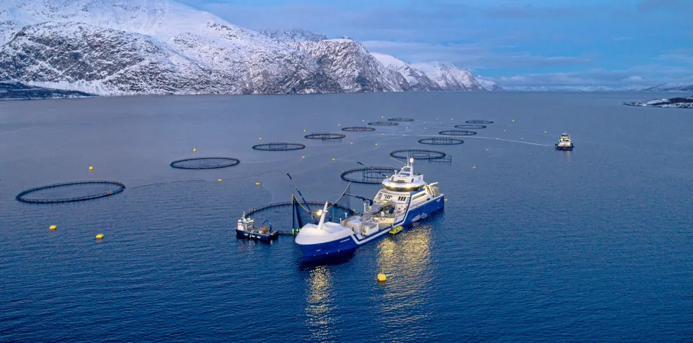 Brønnbåt ved oppdrettsanlegget Lerøy Årøya i Lyngenfjorden.