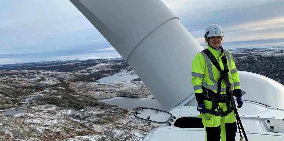 Kraftpriskollaps og lavere forbruk på grunn av korona og mild vinter, resulterte i milliardunderskudd for Statkraft i første kvartal. I tillegg gjør prisutsiktene at Statkraft har nedskrevet verdien av nordisk vindkraft med hele 2,6 milliarder kroner.