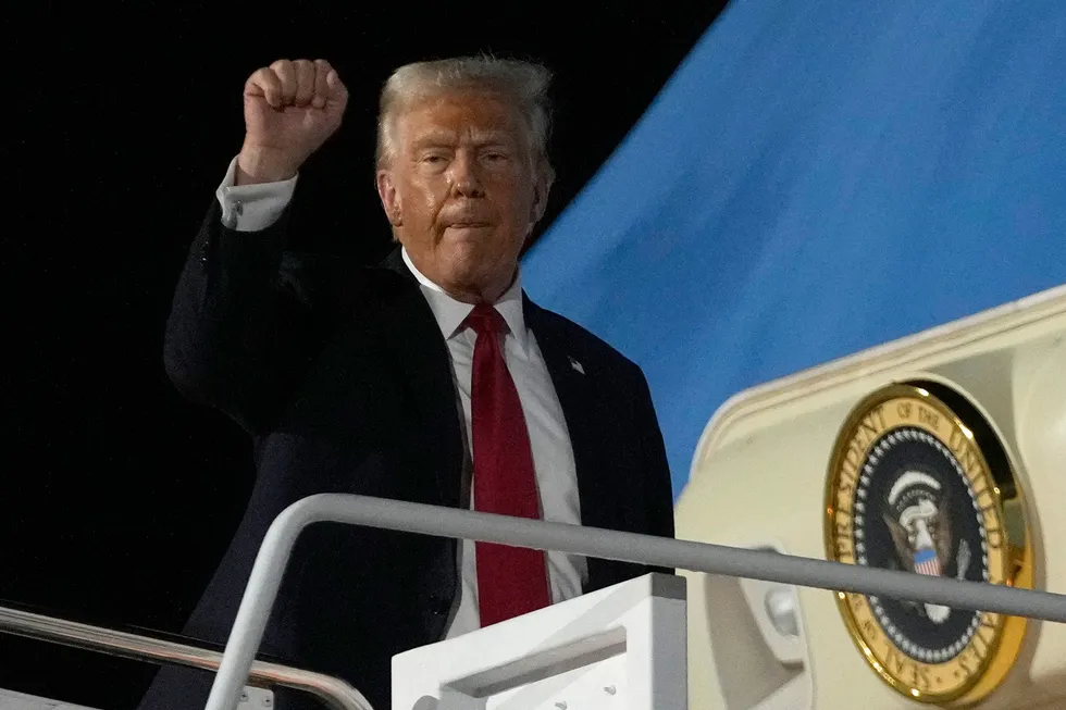 USAs president Donald Trump kaster rundt seg med trusler om toll.