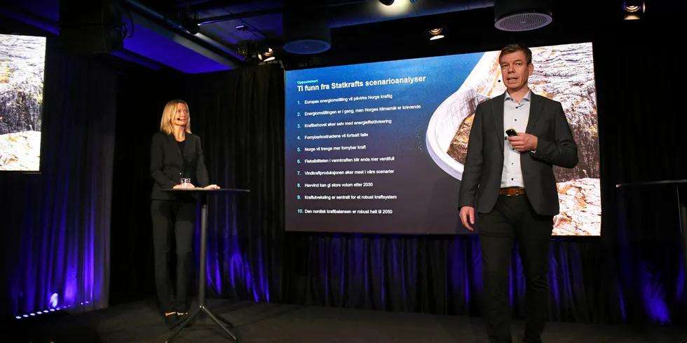 På vegne av Statkraft presenterte Mari Gross Viddal og Torjus Folsland Bolkesjø onsdag ulike lavutslippsscenario.