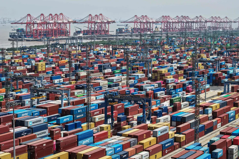 KIna åpner døren på gløtt til handelsforhandlinger med USA. Her fra containerhavnen i Shanghai.
