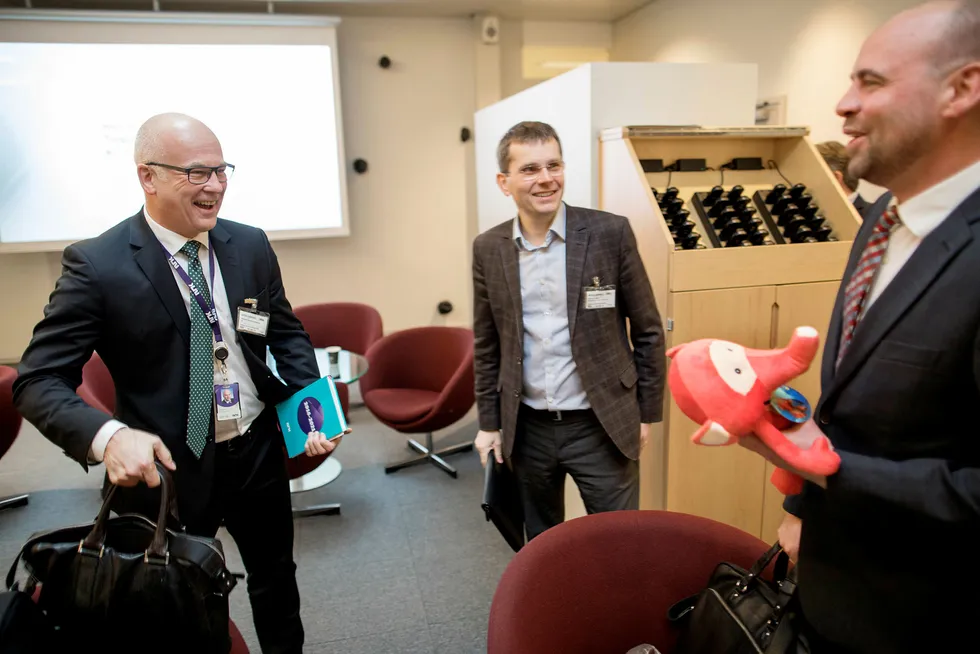 Arbeiderpartiets mediepolitiske talsmann, Arild Grande (til høyre) fikk Fantorangen-bamse i gave fra NRK-sjef Thor Gjermund Eriksen (til venstre) da han kom på jobb igjen etter foreldrepermisjon. I midten står fagsjef for næringspolitikk i Mediebedriftenes Landsforening, Bjørn Wisted. Foto: Øyvind Elvsborg Foto: Øyvind Elvsborg