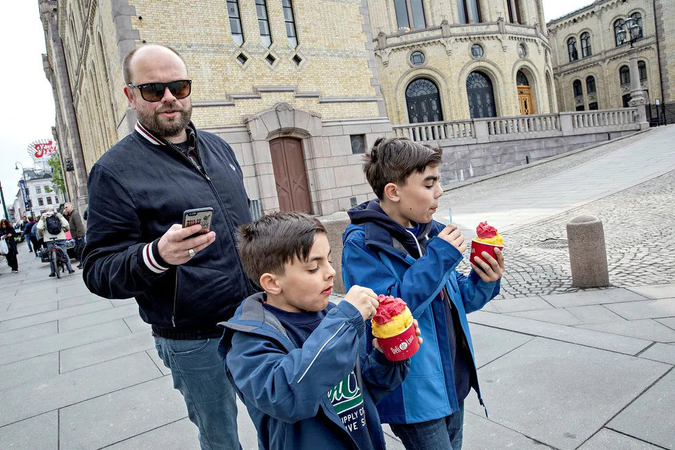 Øystein Hagelund skulle ta med nevøene Fredrik (til høyre) og Magnus Hagelund Bjørge på drømmetur til Liverpool. Nå er Premier League-kampen byttet med bytur, is og sightseeing for guttene som bor i Hamar. Onkel Øystein har mobilen klar i tilfelle SAS ringer om nye flighter.