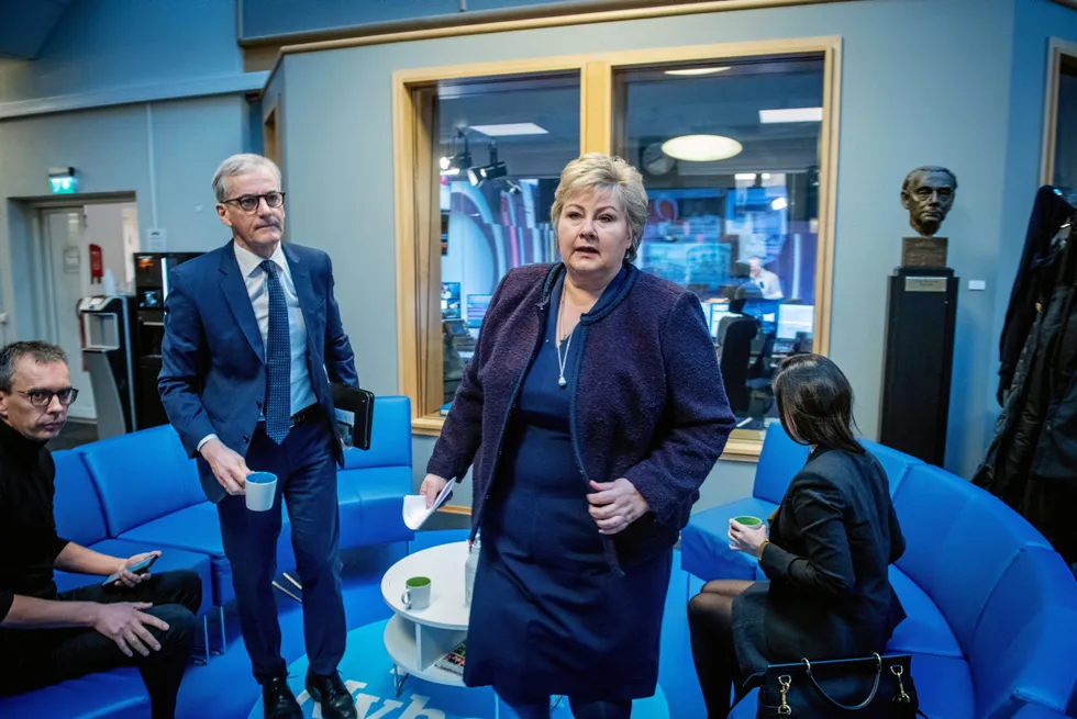 Erna Solberg (H) og statsminister Jonas Gahr Støre (Ap) deltok ofte på Dagsnytt18. Monica Langeland mener fiskeri- og havbrukspolitikken fortjener å komme langt høyere på den nasjonale dagsordenen enn det som er tilfellet i dag,