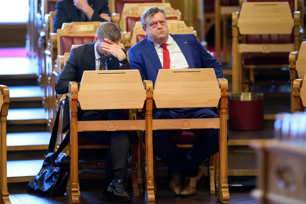 Helseminister Bent Høie hadde ambulanseflyhodepine i spontanspørretimen. Fiskeri- og sjømatminister Harald T. Nesvik hadde andre plager.