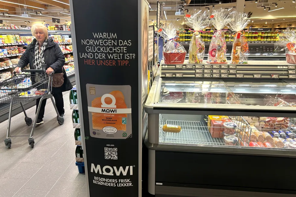Er årsaken til at nordmenn er så lykkelige at vi spiser oppdrettslaks fra Mowi? Her selskapets stand på en av butikkene i Edeka-kjeden i Nord-Tyskland.