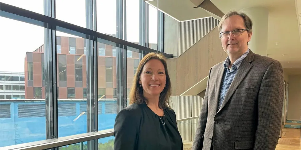 Guro Knapstad i Glitre Energi og Terje Sten-Halvorsen i Applied Hydrogen håper å bidra til innovasjon innen grønt hydrogen.