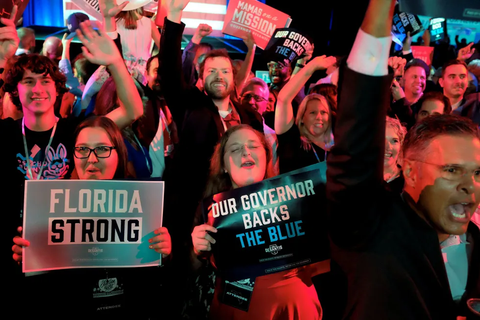 Støttespillere av den republikanske guvernøren i Florida, Ron DeSantis, feirer at han ble gjenvalgt. DeSantis blir sett på som en aktuell presidentkandidat i 2024.