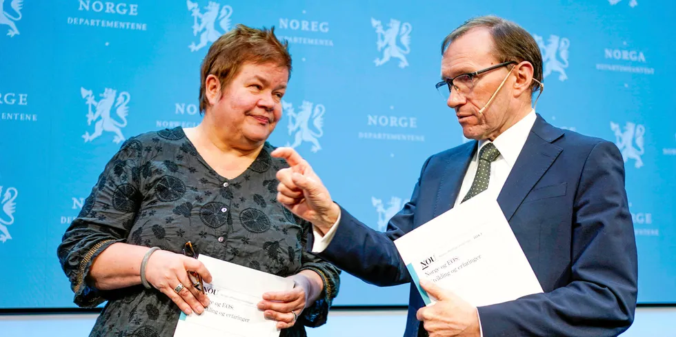 Utvalgsleder Line Eldring overleverte i dag EØS-utvalgets rapport til utenriksminister Espen Barth Eide.