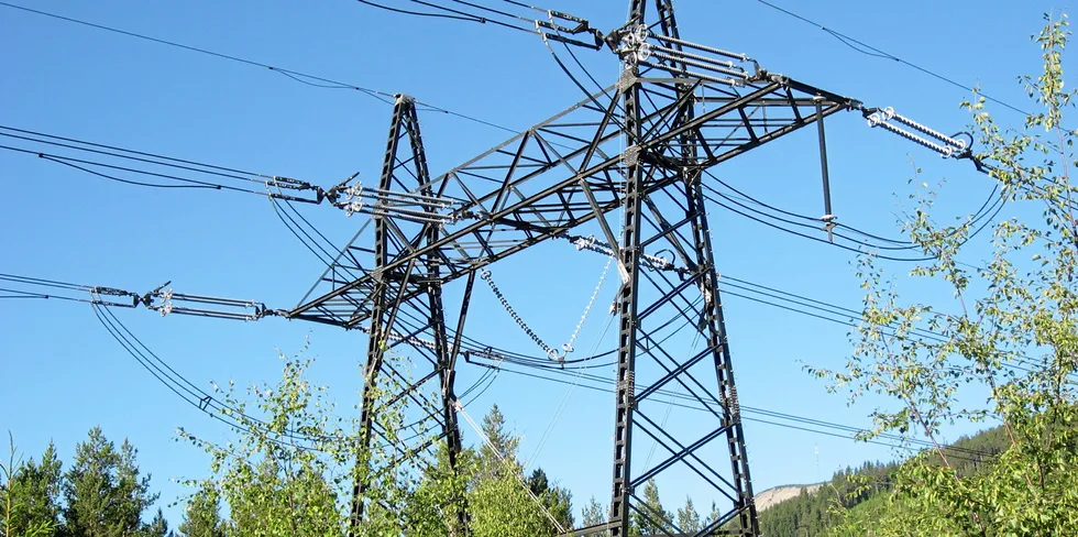 Variasjonene er langt større i sør. Mandag kveld ligger timeprisene på over 1,40 kr/kWh. Men midt på dagen faller prisene til «gammeldagse» nivåer, med en timepris på under 6 øre/kWh i to timer fra klokka 13.